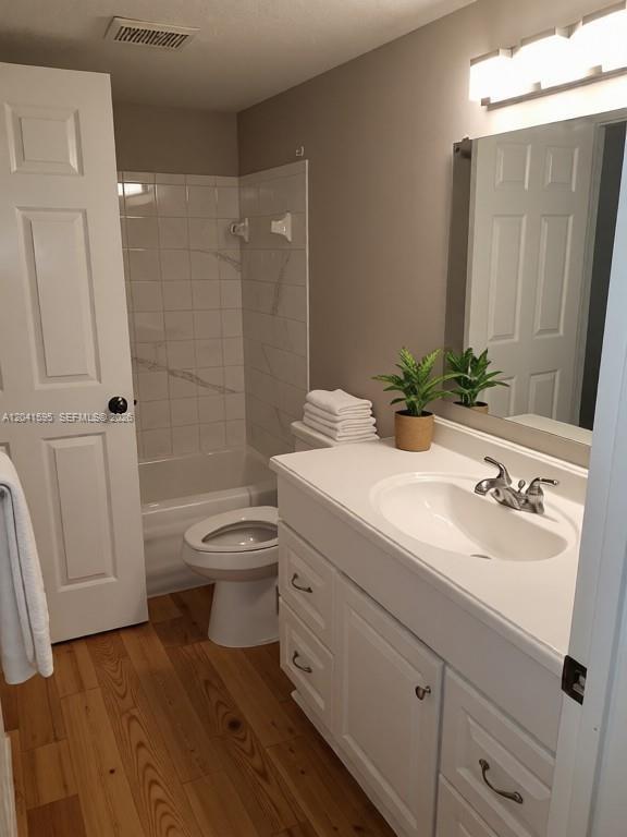Foto del edificio - 738 Crest Pines Dr