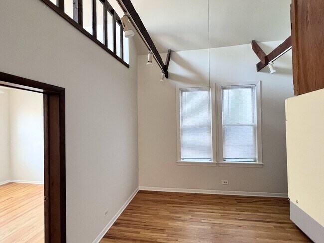 Building Photo - 2306 N Hoyne Ave