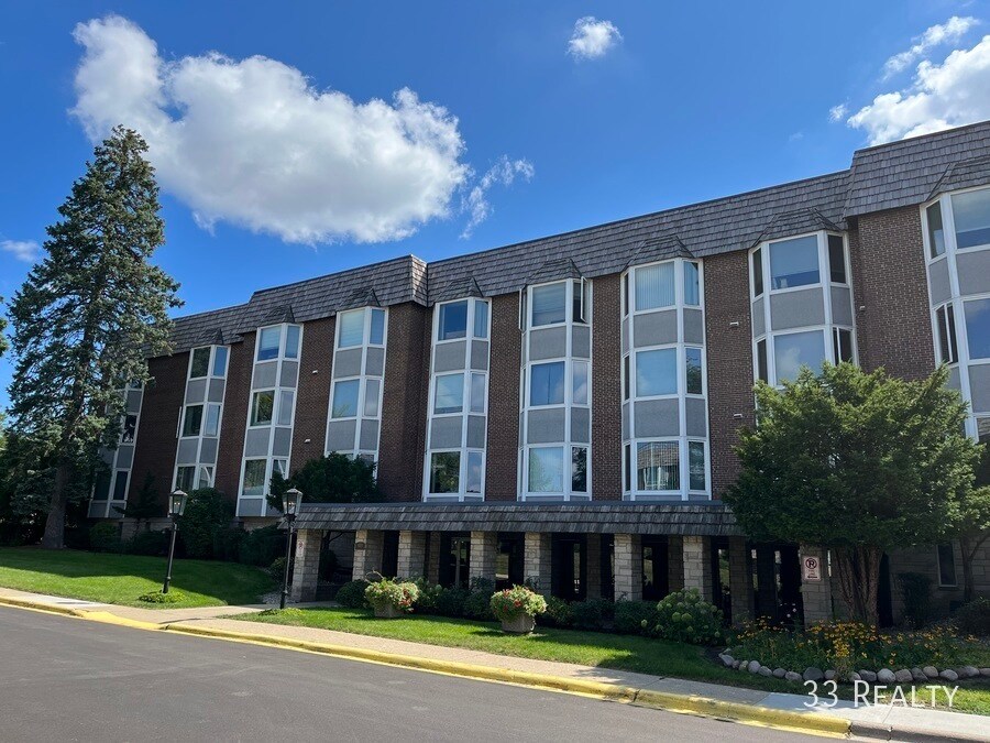 401 Ascot Dr Unit 2A, Park Ridge, IL 60068 Condo for Rent in Park