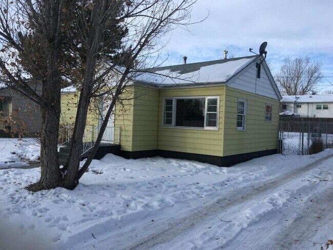 Building Photo - 816 Rainbow Dr