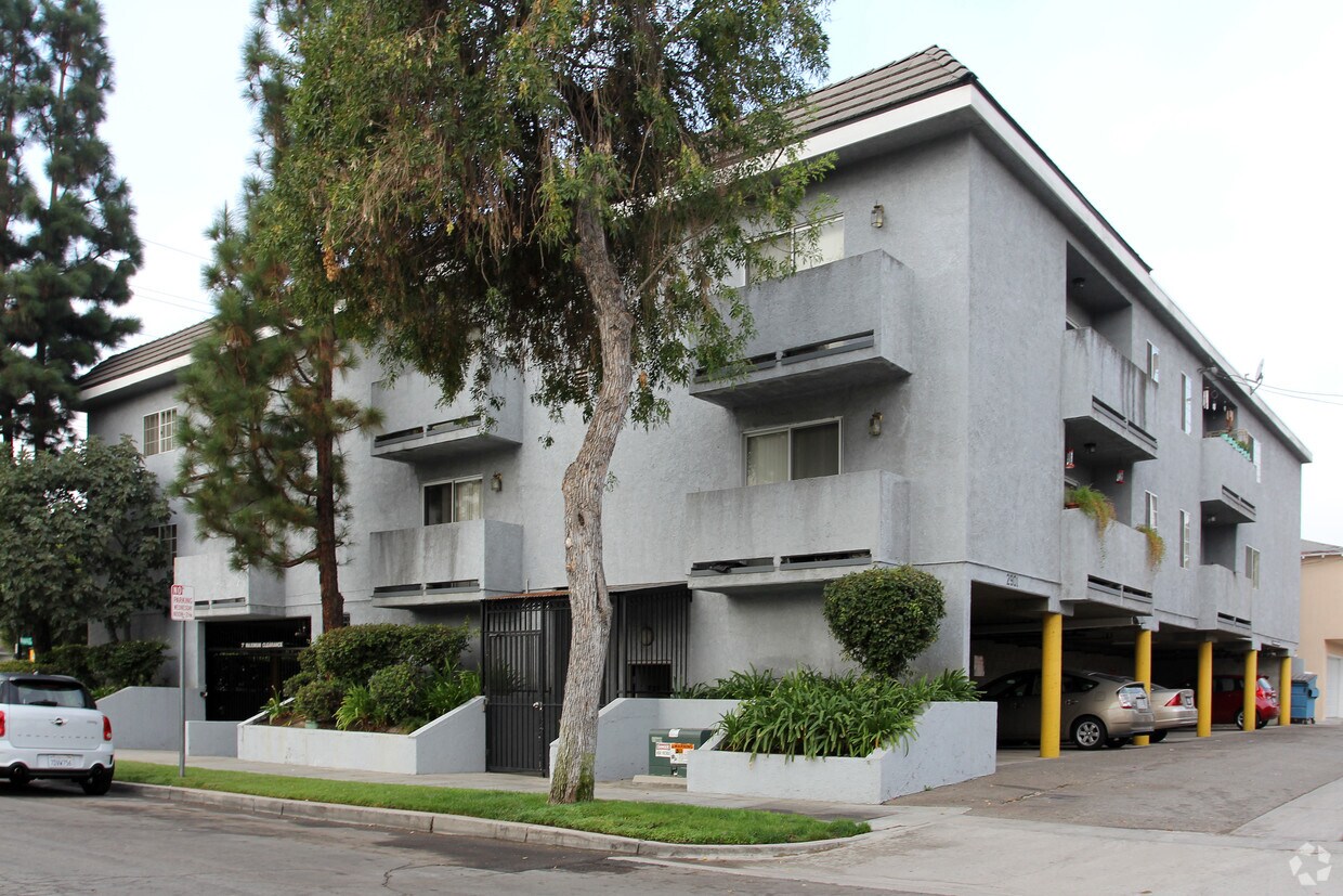 Primary Photo - 2901 West Victory