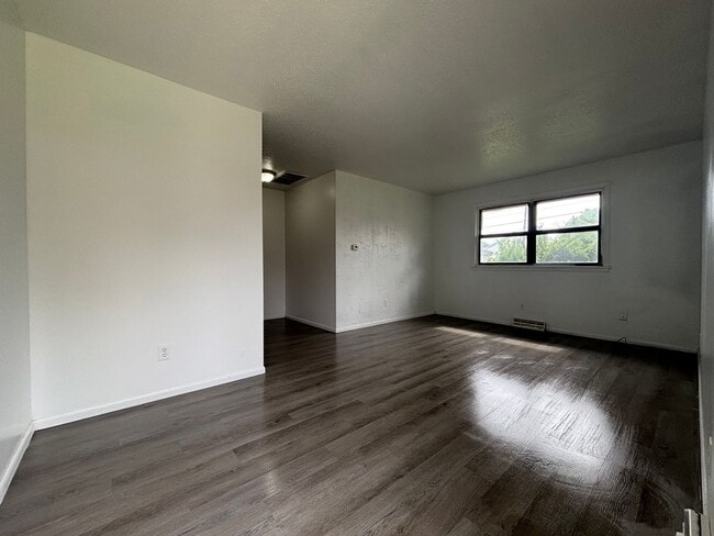 Building Photo - Come see this 1 bedroom 1 bathroom recentl...