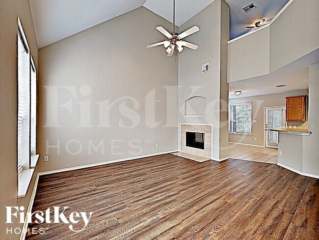 Foto del edificio - 10013 Cherry Hill Ln