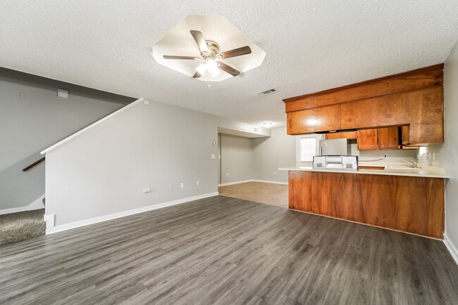 Building Photo - Charming 3 Bedroom Home