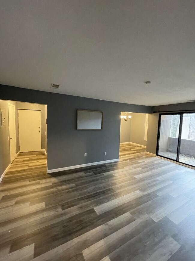 Foto del edificio - "Charming 2-Bedroom Condo in Shrewsbury Gr...