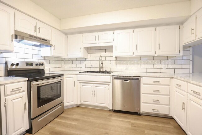 Foto del edificio - 5828 Erskine St