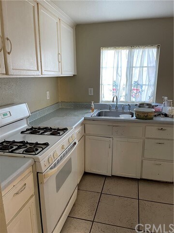 Foto del edificio - 690 N Perris Blvd