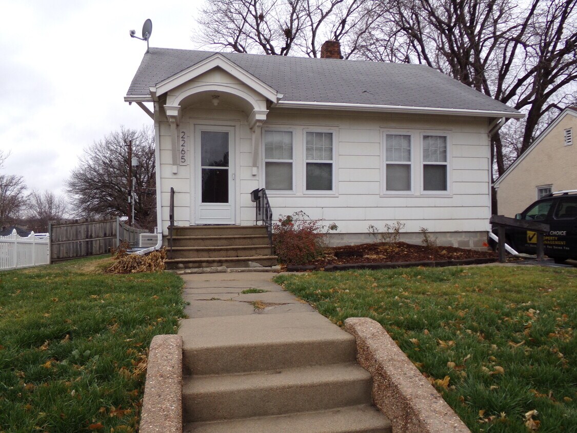 Primary Photo - Very Nice 2 BR Plus House with Fenced Yard