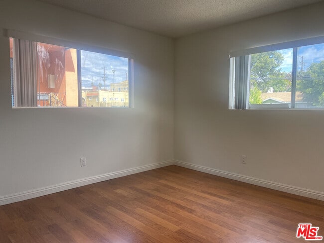 Foto del edificio - 1247 N Virgil Ave