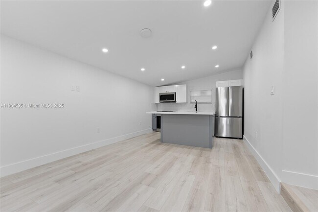 Building Photo - 129 SW 9th Ave