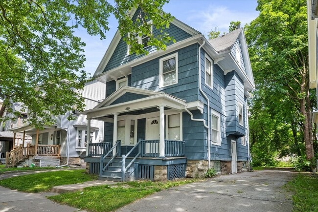 Foto del edificio - 4 Bedroom 2 Full Bath House | Front Porch ...