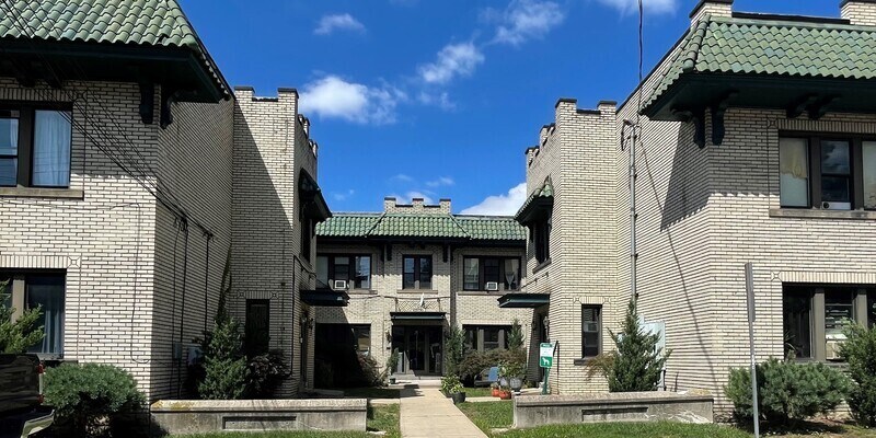 Primary Photo - Broadway - 2816 - (Units I - L)