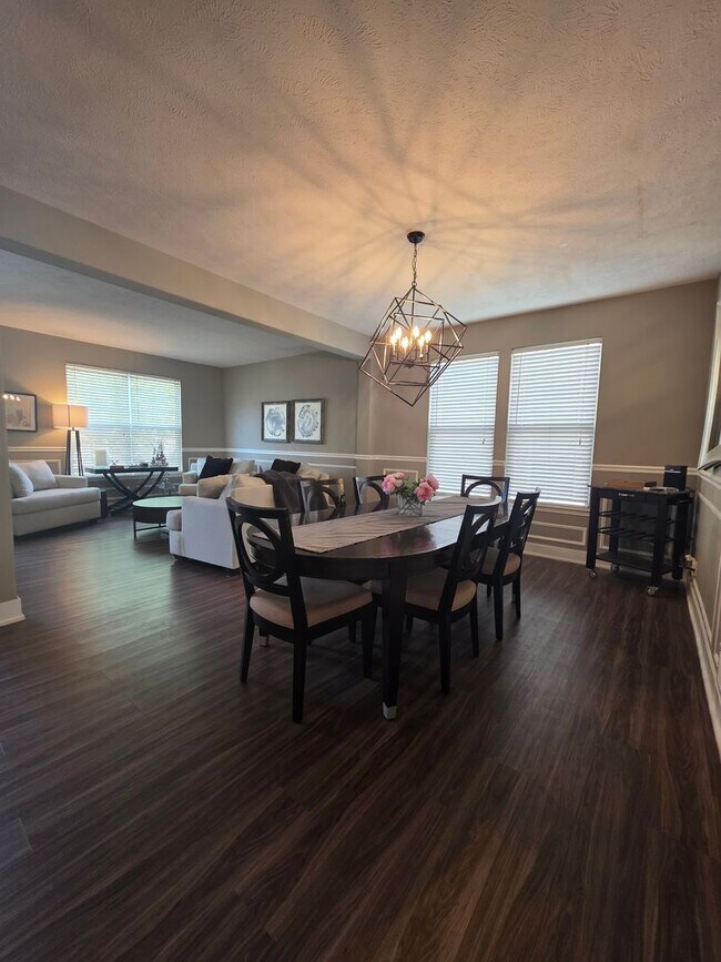 Foto del edificio - Executive Four Bedroom Rental w/ Office!