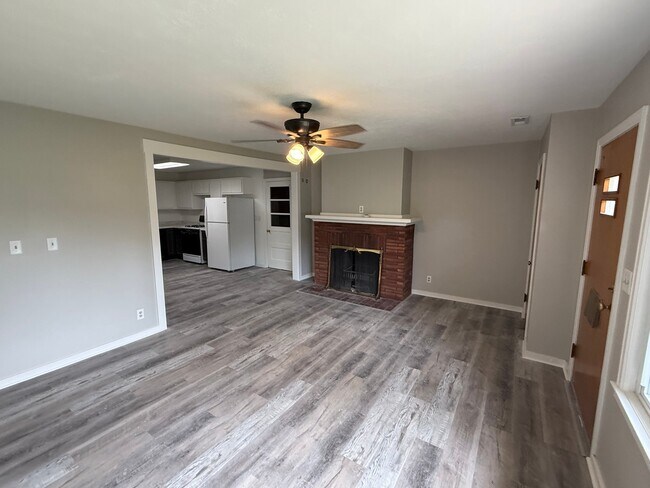Foto del edificio - 802 Crestview Dr