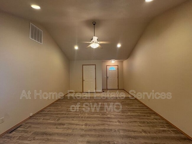 Building Photo - 1910 S Farm Rd 123