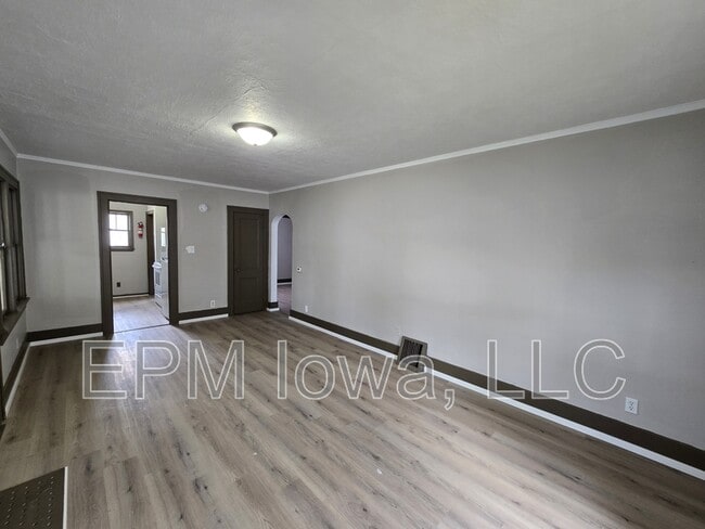 Building Photo - 947 Newton St