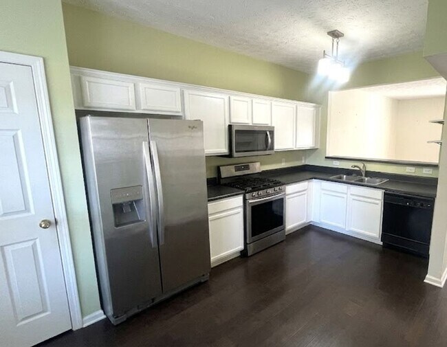 Building Photo - End Unit Townhome - Included in the RENT Water, Trash and Lawncare!