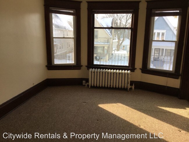 Foto del edificio - 3210-3212 N Holton St