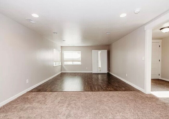 Building Photo - 110 650 N