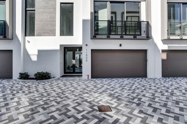 Building Photo - Gorgeous New Townhouse on the Beach