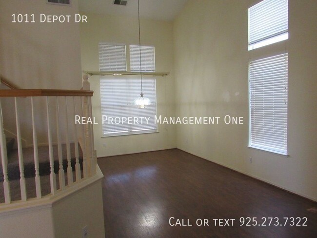 Building Photo - Beautiful 4 Bed, 2.5 Bath Home with Solar ...