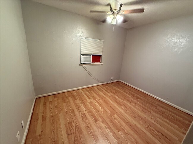 Foto del edificio - 4214 Kinne St