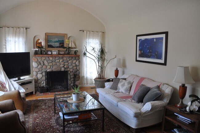 Building Photo - North Park 4BR/ 2BA "1,800 Square Feet" Si...