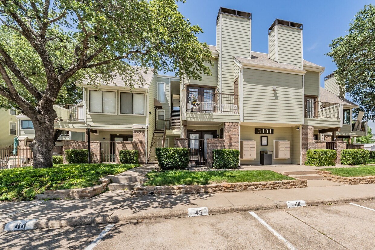 Foto principal - Updated 1-Bedroom Condo in Gated Community...