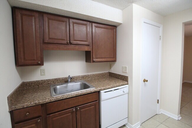 Building Photo - Central Pensacola 2-Bed, 1.5-Bath – Modern Updates & Move-In Ready!