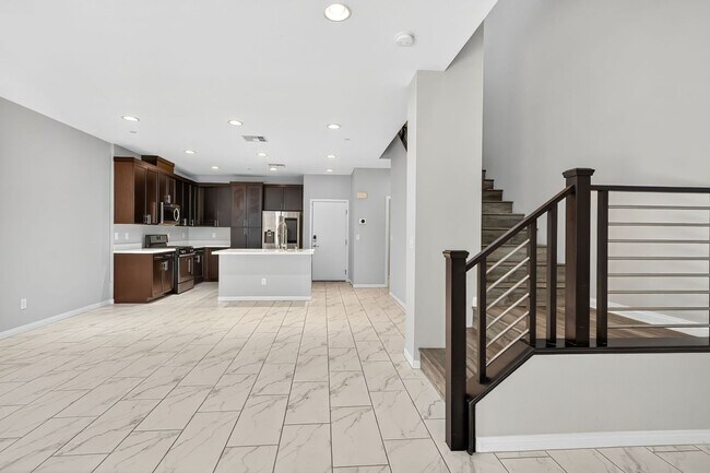 Building Photo - FANTASTIC 2-BEDROOM TOWNHOME IN GUARD GATE...