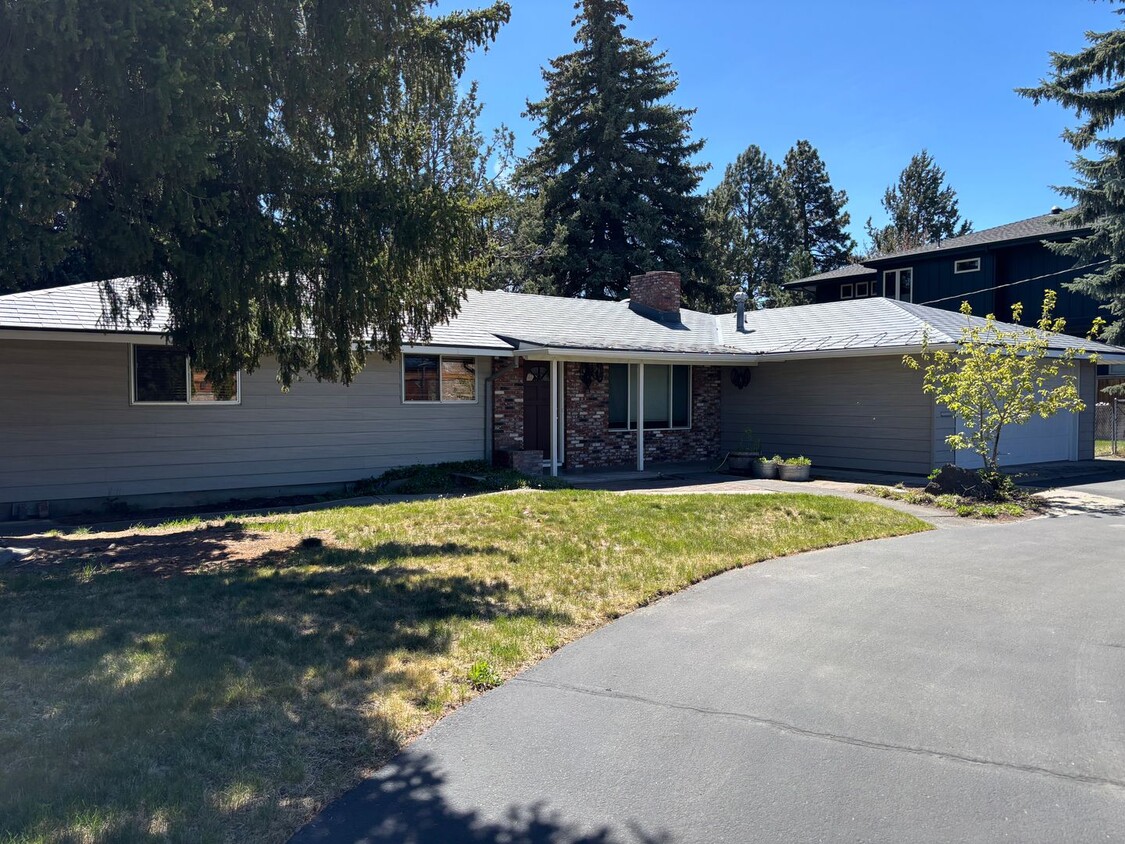 Primary Photo - Riverfront home!!!! 3 Bedroom near downtow...