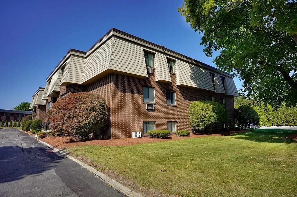 Exterior building view - 9 Hallmark Gdns