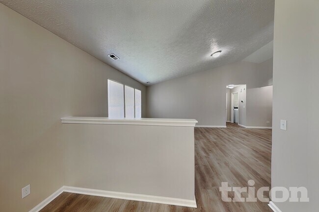 Foto del edificio - 636 Weeping Way Ln