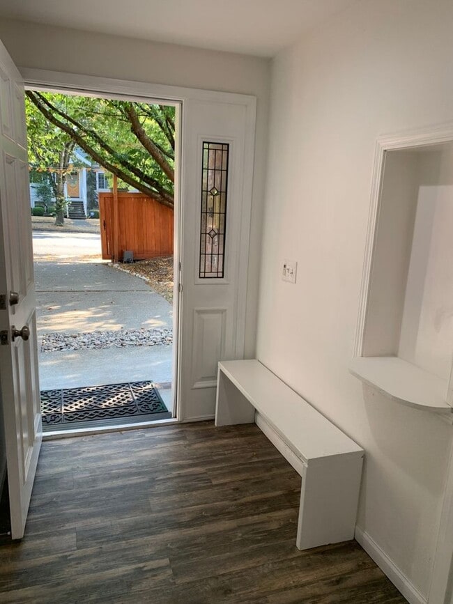Building Photo - Beautiful and cozy 3 bed 2.5 bath home in ...