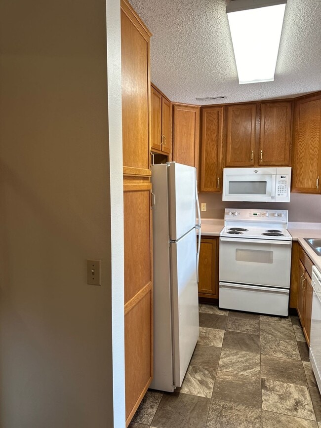 Building Photo - 1024 Western Ave