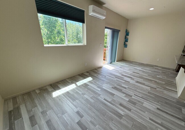 Foto del edificio - Eco-Friendly & Modern Townhome in Hazel De...