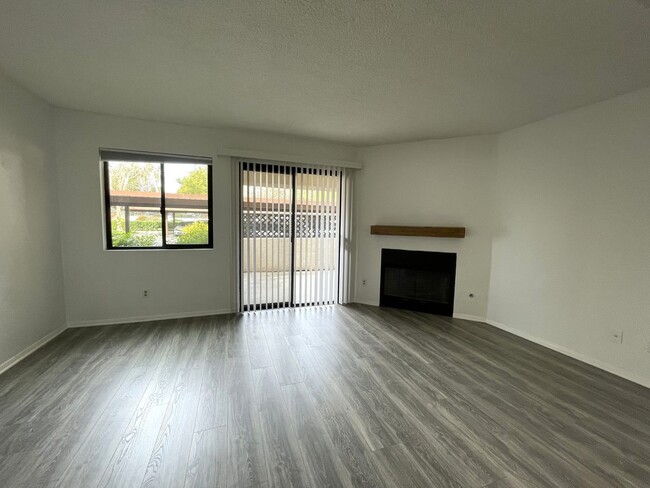 Foto del edificio - Beautiful 2 Bedroom 2 Bath Downstairs Unit!