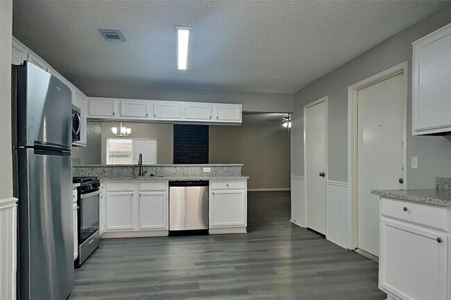 Building Photo - 9315 Silver Tip Dr