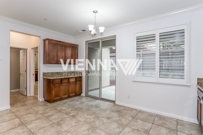 Building Photo - Beautiful Roseville Home rent ready!