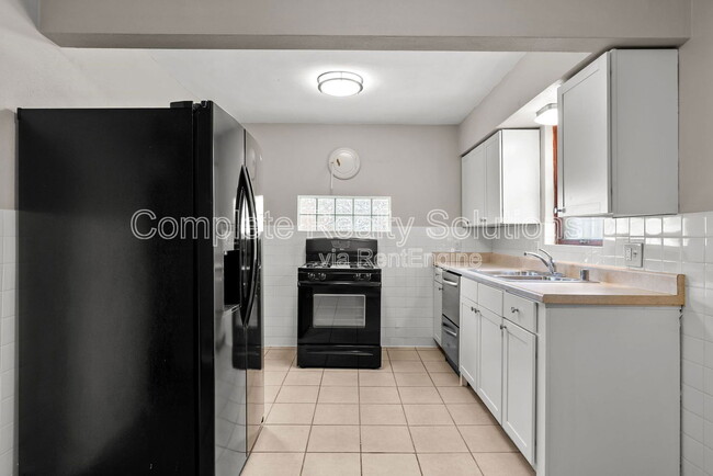 Building Photo - 4244 Giles Ave