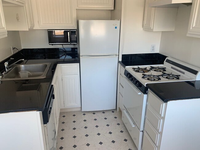 Kitchen - 121 Tilton Ave