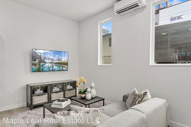 Building Photo - 3 br, 2.5 bath House - 7546 43rd Ave S, Un...