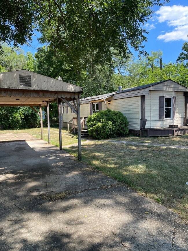 Building Photo - Available 8/6