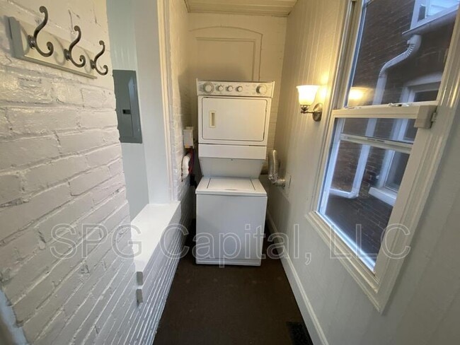 Building Photo - 233 W Jackson St