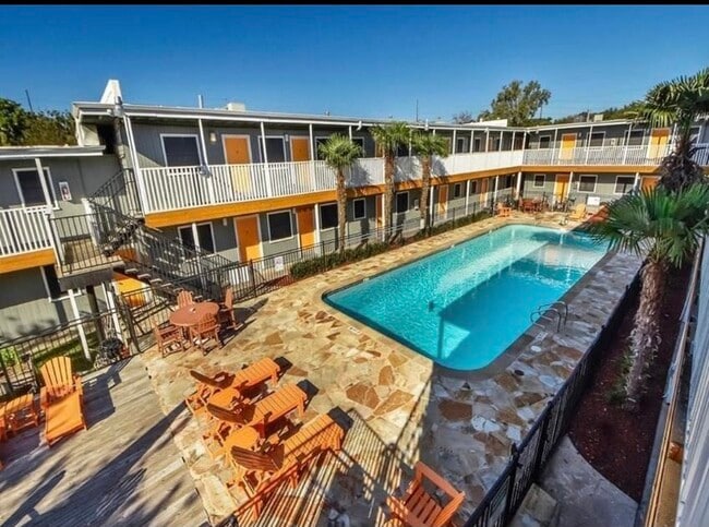 Foto del edificio - 2401 Manor Rd
