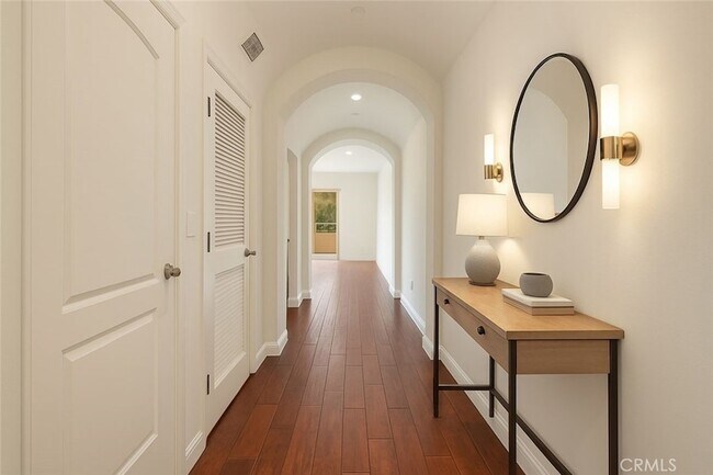 Foto del edificio - 1835 S Barrington Ave