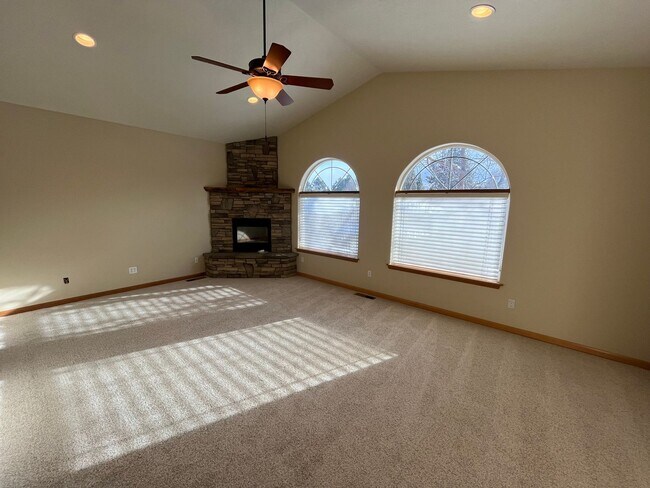 Foto del edificio - Spacious 3 Bed/3.5 Bath Home with Two Prim...