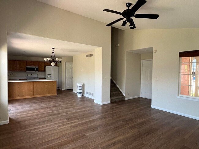 Foto del edificio - Brand new paint and new carpet!   So much ...