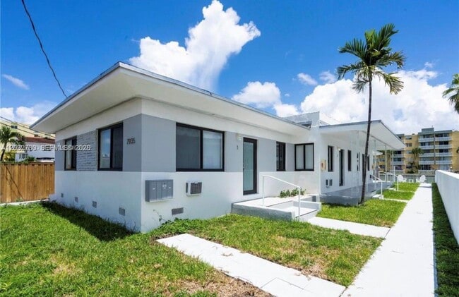 Foto del edificio - 7935 Crespi Blvd