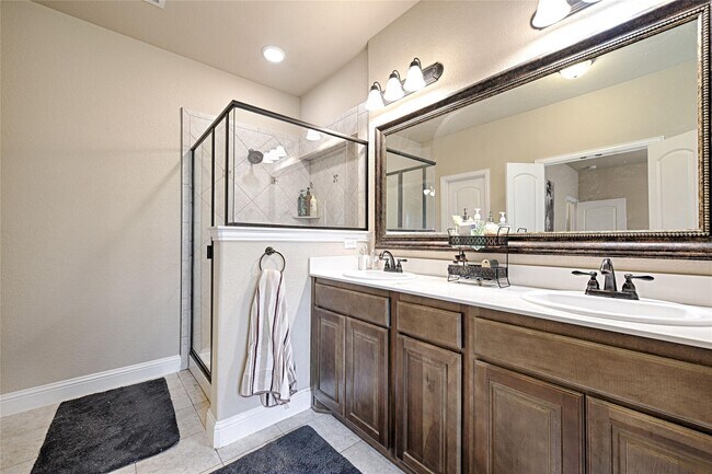 Foto del edificio - 640 Teakwood Dr